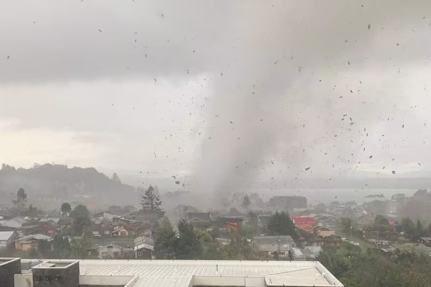 Impresionante tornado en Chile: personas heridas y grandes destrozos materiales. (Foto: Redes Sociales)