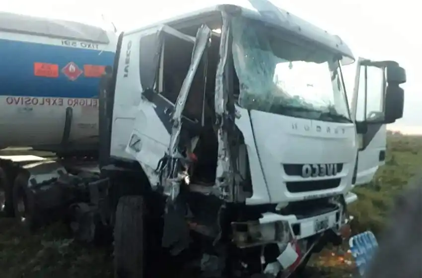 Un choque entre un camión de gas y otro con acoplado dejó a dos personas heridas