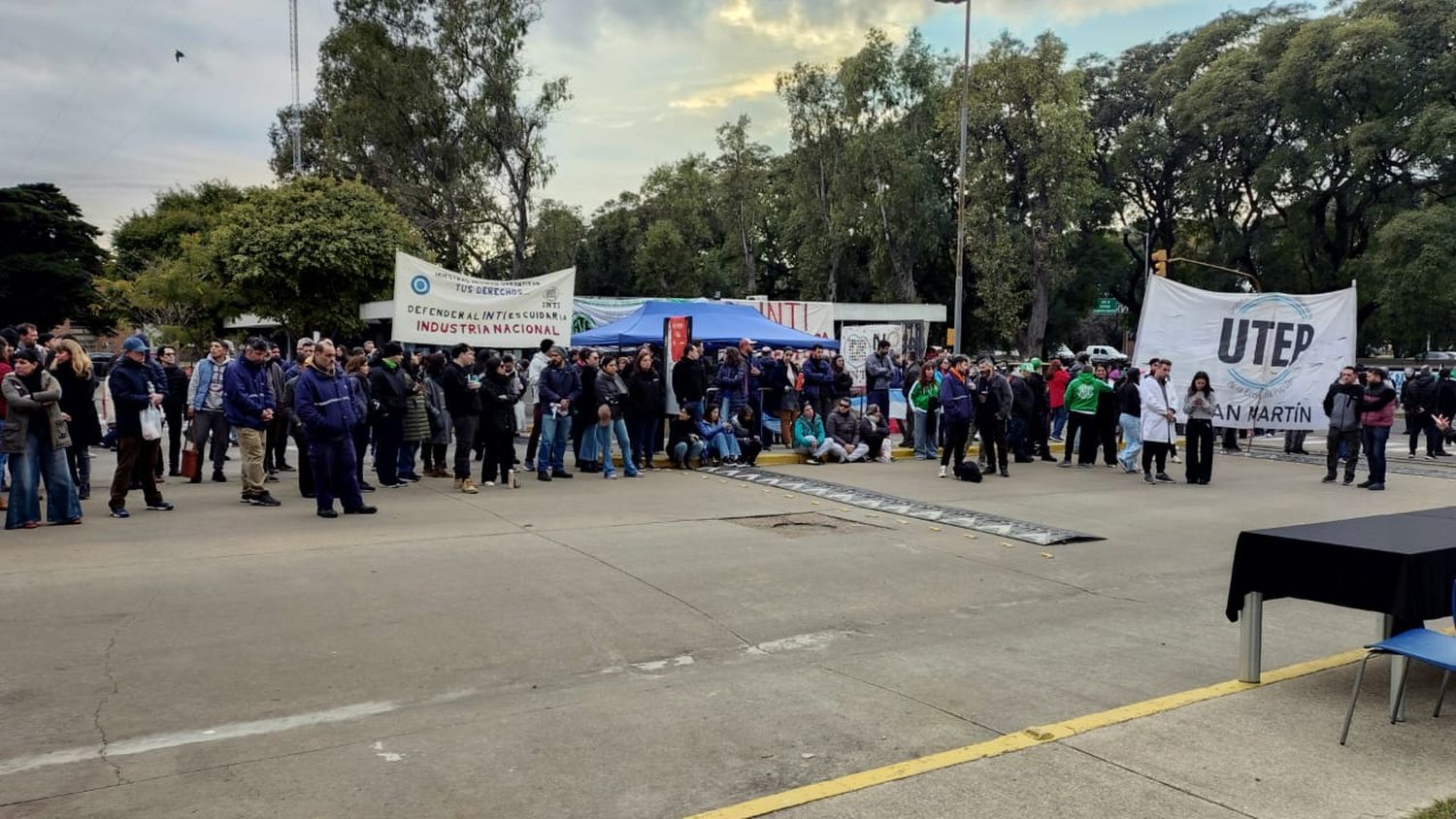 Protesta en Villa Martelli contra el decreto que pone en riesgo 700 empleos en el INTI: "Abajo el maldito decreto"