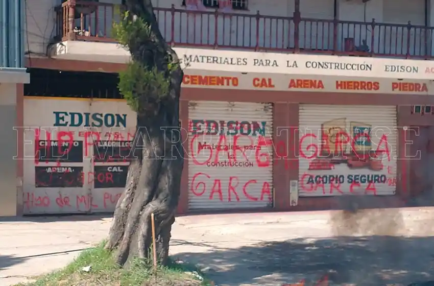 "Garca": gomas quemadas y pintadas, escracharon a un corralón en Edison y Vertiz