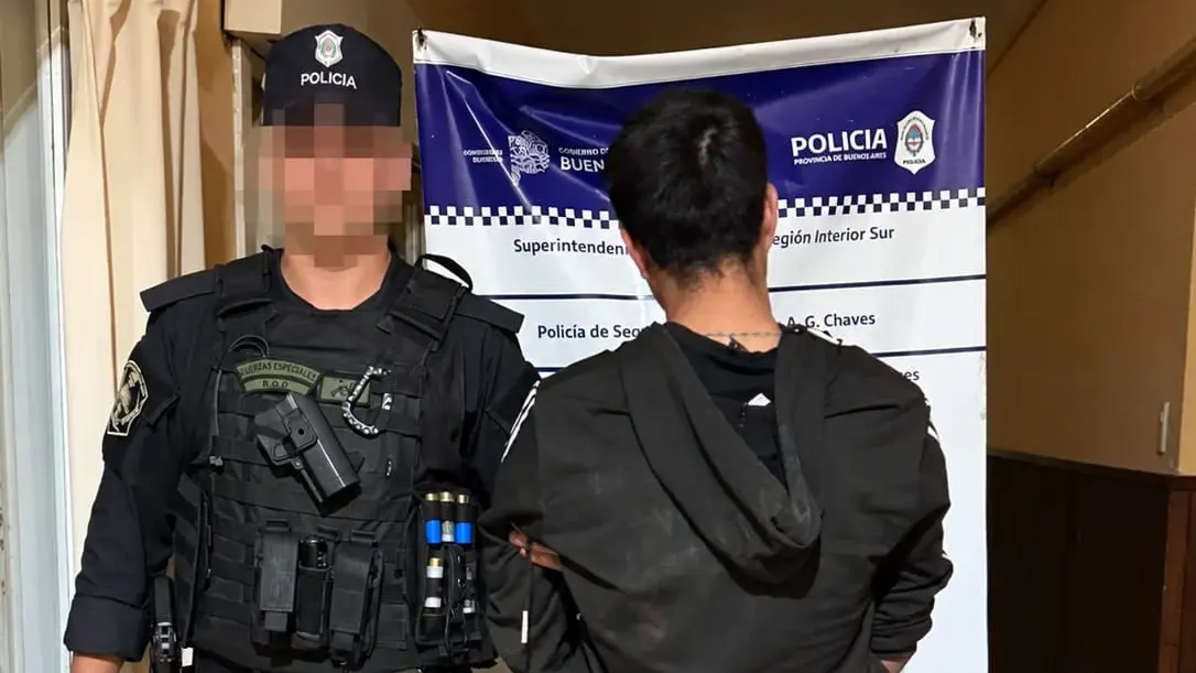 Joven aprehendido por amenazar a familiares y atacar a policías con armas blancas