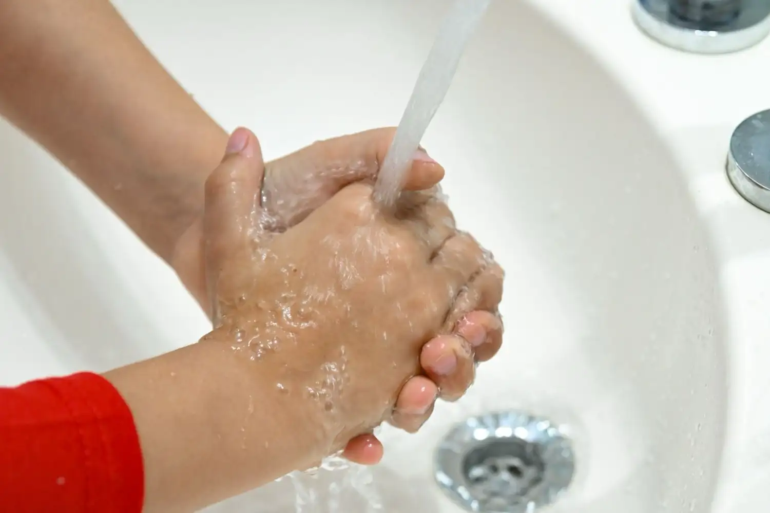 Lavarse las manos frecuentemente con agua y jabón previene enfermedades respiratorias