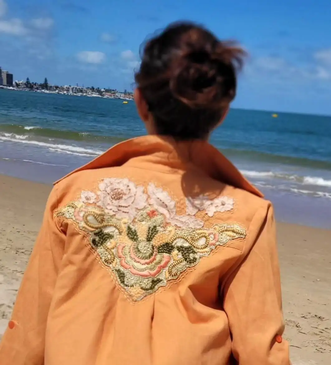 Detalles de una prenda de Eli Denegri-