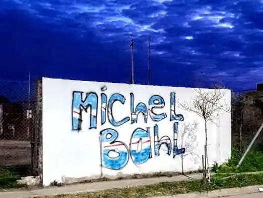 Indignación por pintada política en una pared destinada a un mural artístico