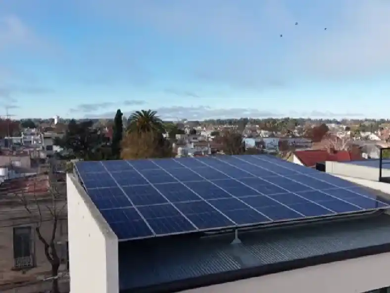El edificio de la Universidad de Lobería genera energía con paneles solares