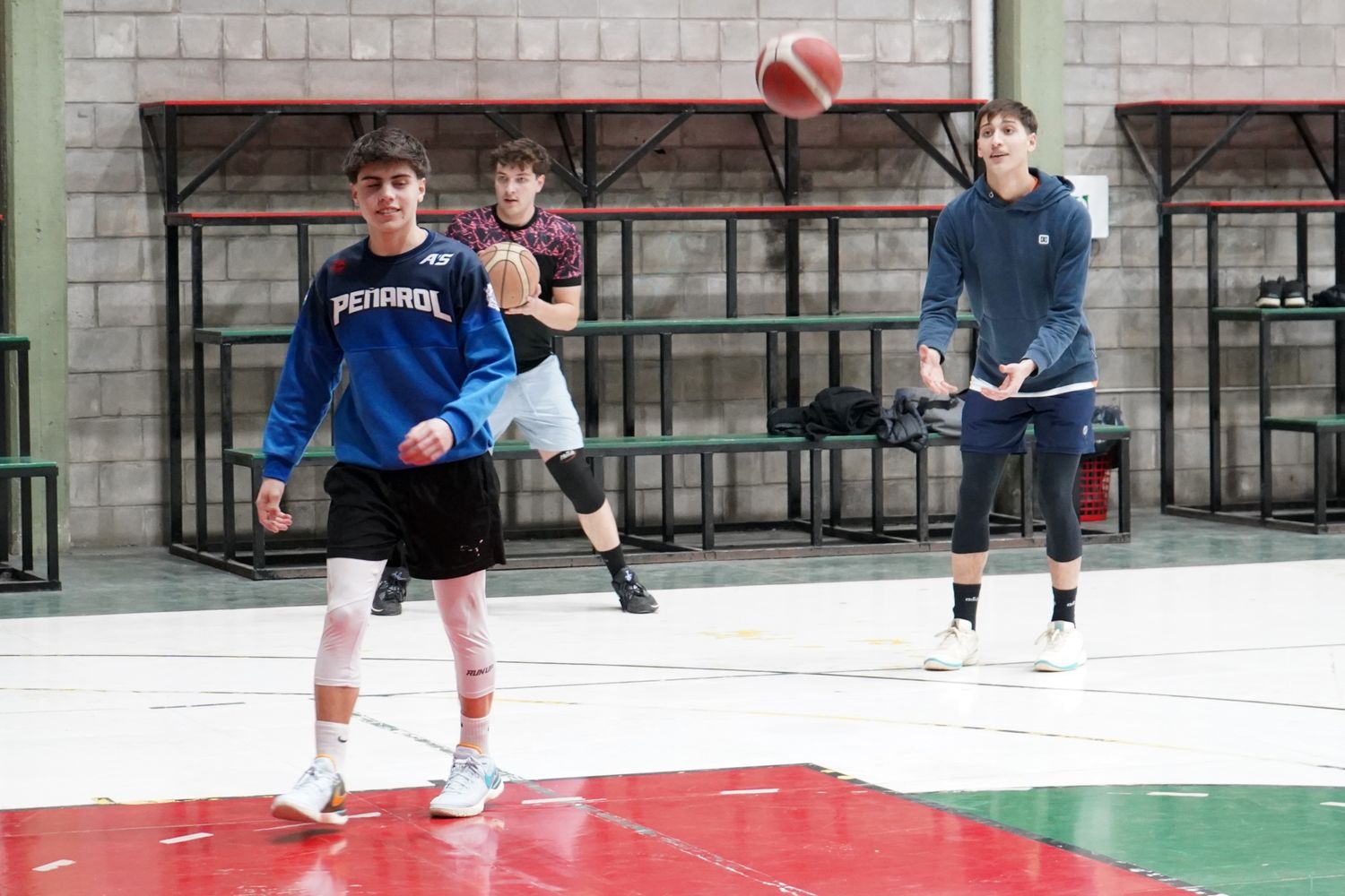 Centro Basko en pleno entrenamiento. El equipo se prepara para la doble competencia