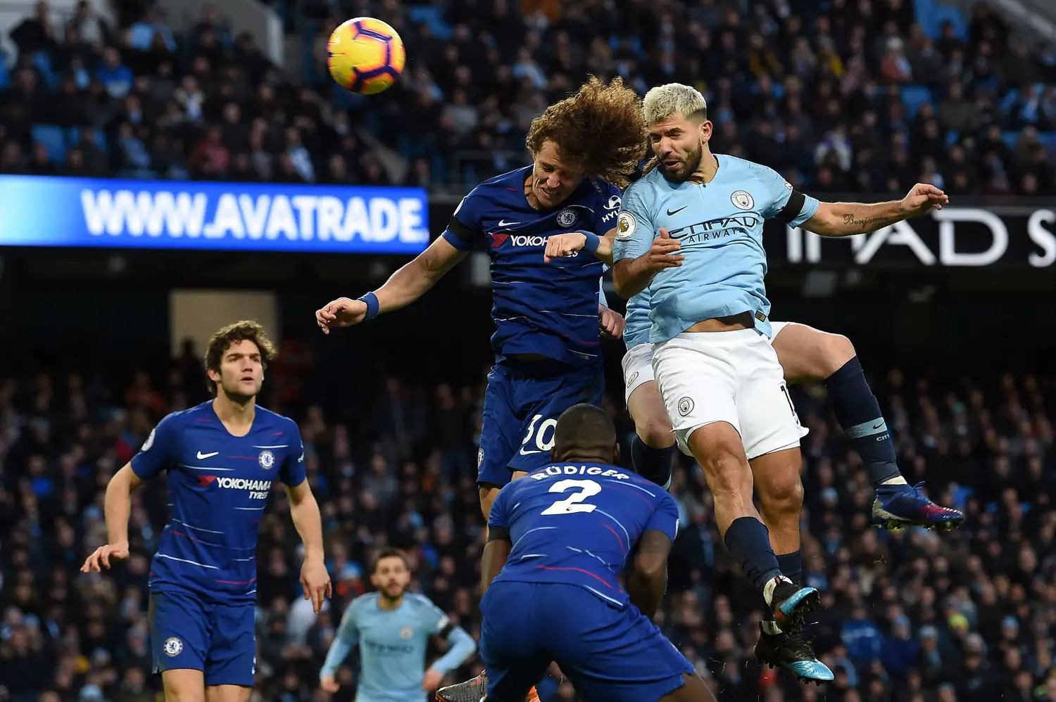 Triple festejo de Agüero en la goleada del City