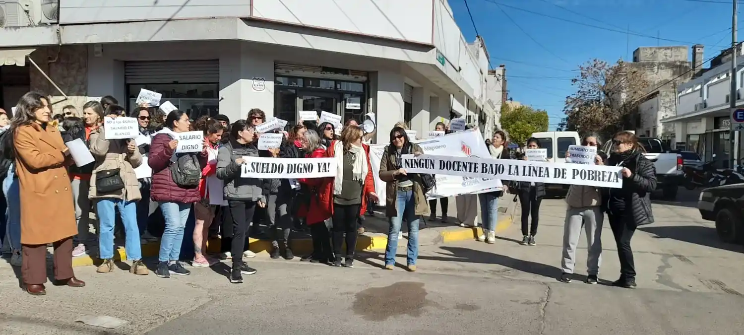 Docentes afiliados se manifestaron en defensa de sus salarios