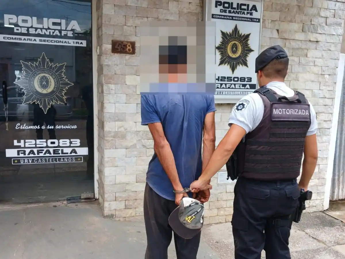 Vio a un hombre entrando a la casa de un vecino por el patio y lo denunció