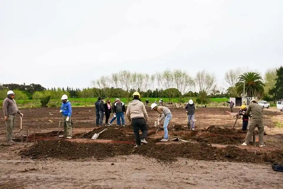 Comenzó la construcción de un nuevo barrio de viviendas en Castelli