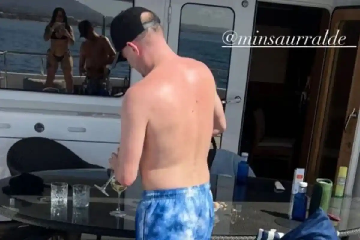 La publicación de las imágenes de su viaje a Marbella desató reacciones críticas por parte de varios dirigentes de la oposición