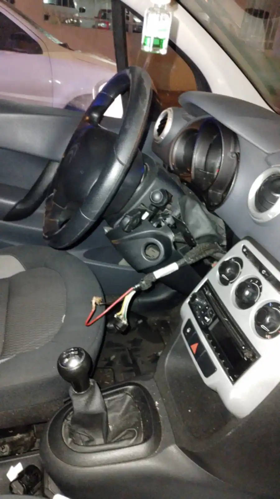 Los menores intentaron dar arranque al auto.