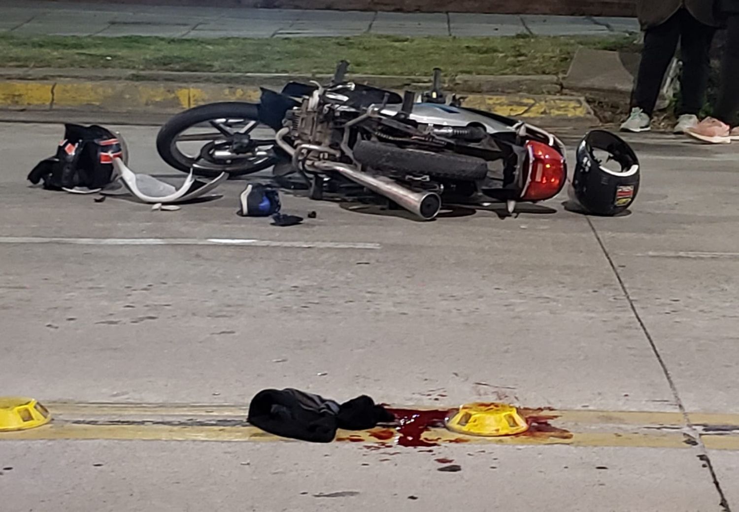 Un motociclista sufrió lesiones de consideración al chocar con una camioneta