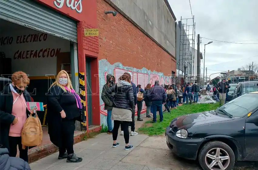 "Desbordados y con turnos atrasados", comenzó a funcionar la nueva posta de vacunación