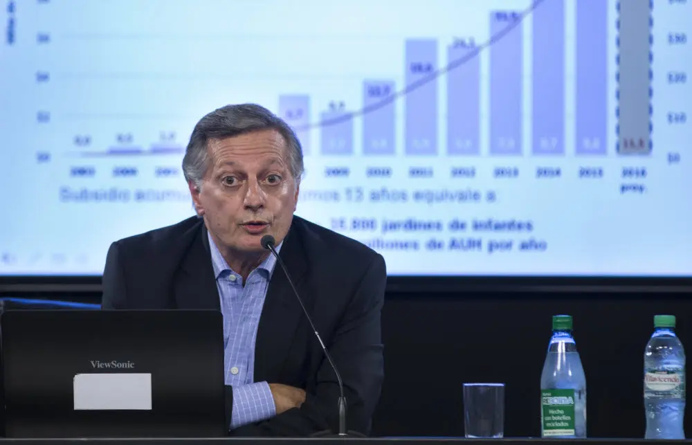 Aranguren confirmó aumentos de luz para febrero y gas para abril