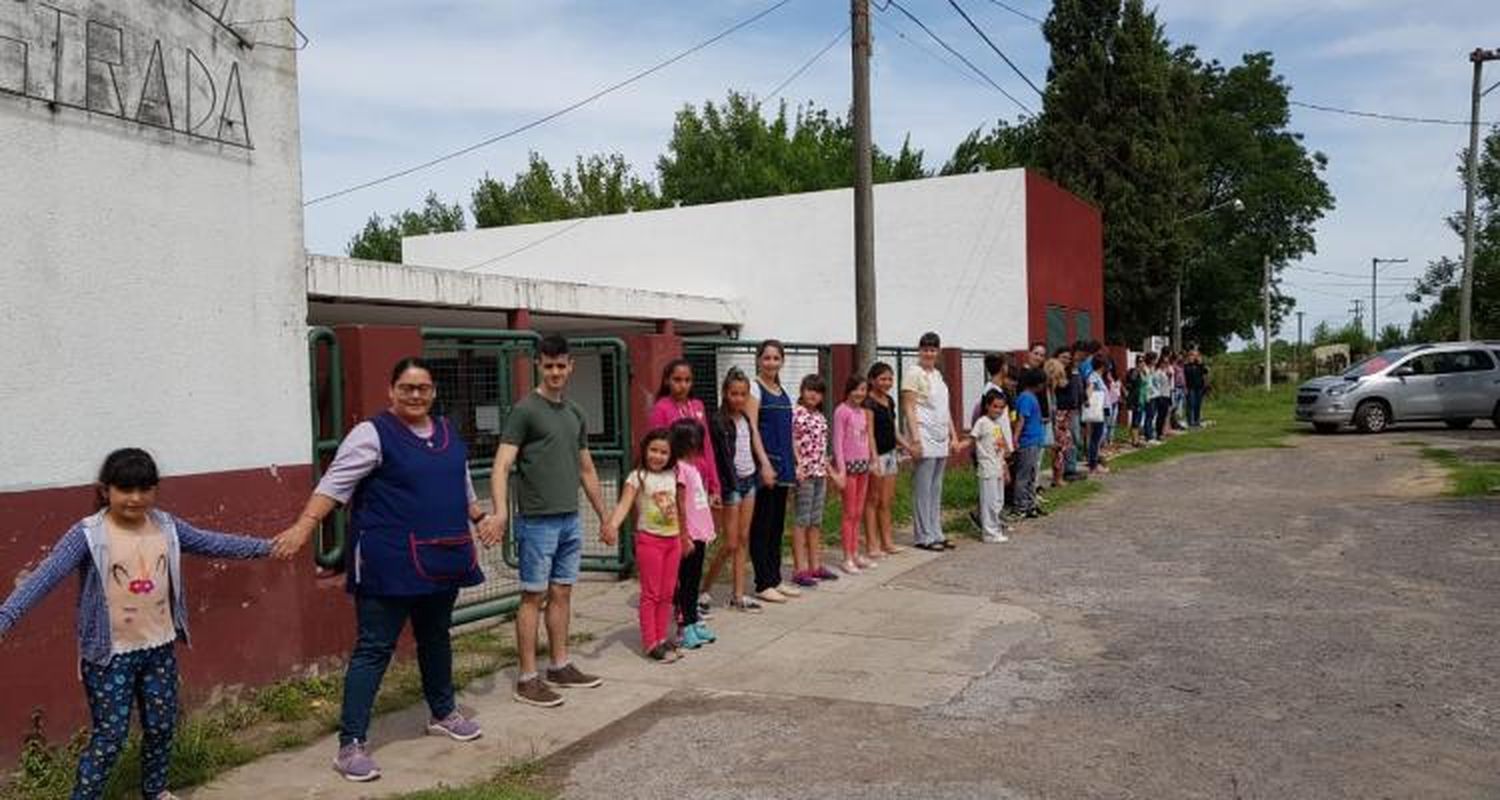Abrazo simbólico de docentes, concejales de la oposición y algunos alumnos de la Escuela Nº10