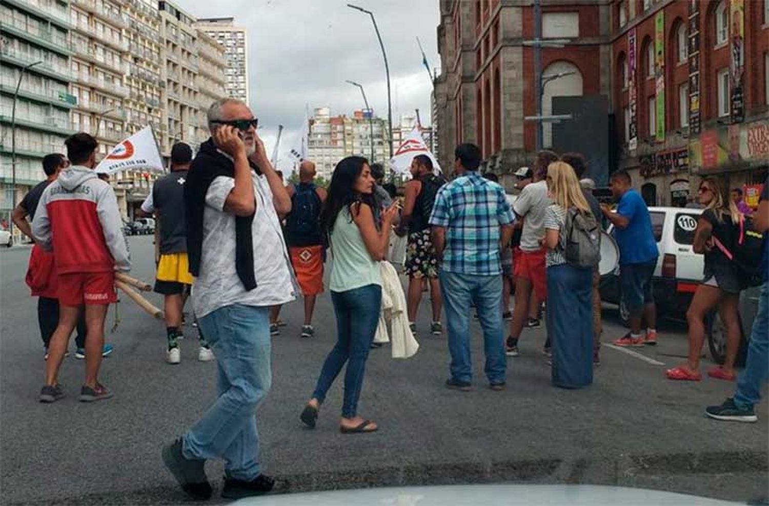 Protesta de guardavidas: ofrecen el servicio pero no cobran hace tres meses