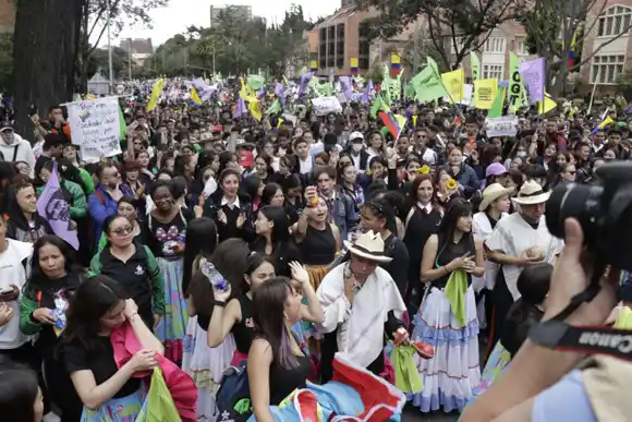 Miles de personas andan marchando en toda Colombia (+ Videos y fotos)