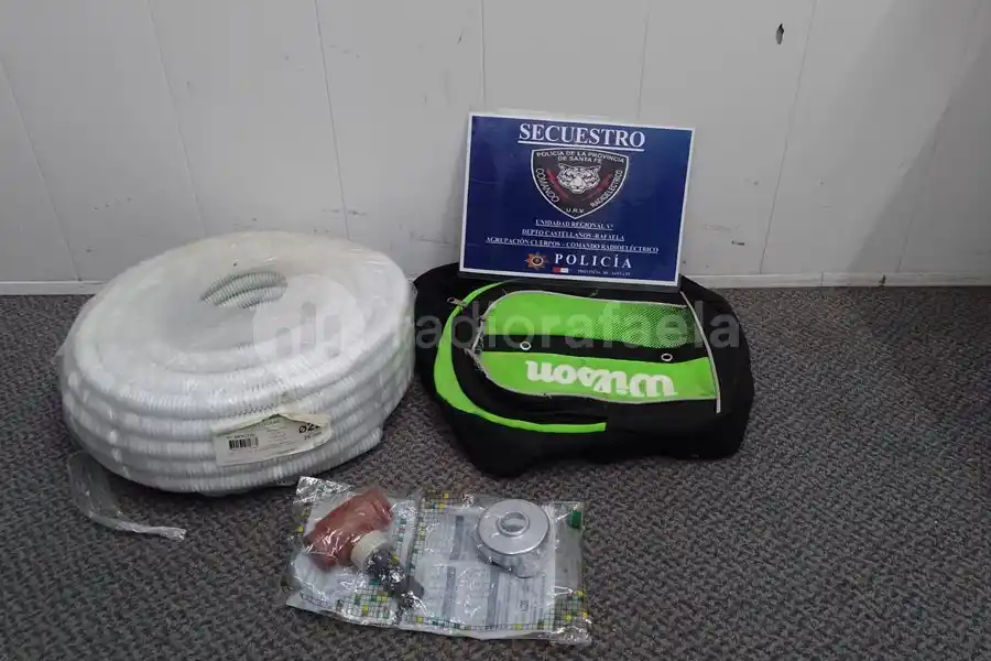 Vio a la policía, tiró la mochila y quiso escapar: tenía materiales robados