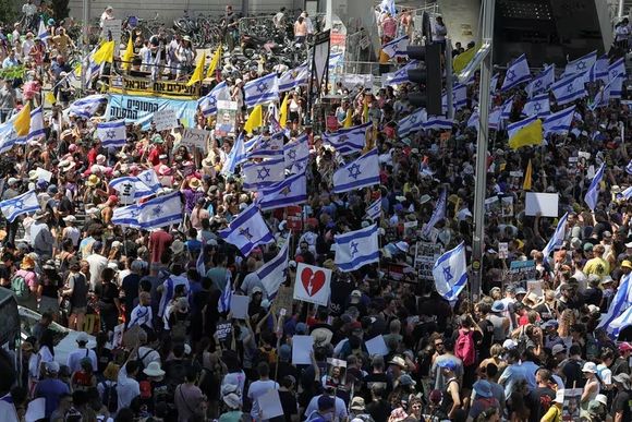 Multitudinaria protesta en Israel en medio de la huelga para pedir un cese del fuego en la Franja de Gaza