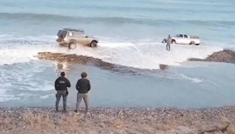 Fue a pescar en plena cuarentena, el mar le llevó la 4�4 y lo tuvo que rescatar la policía