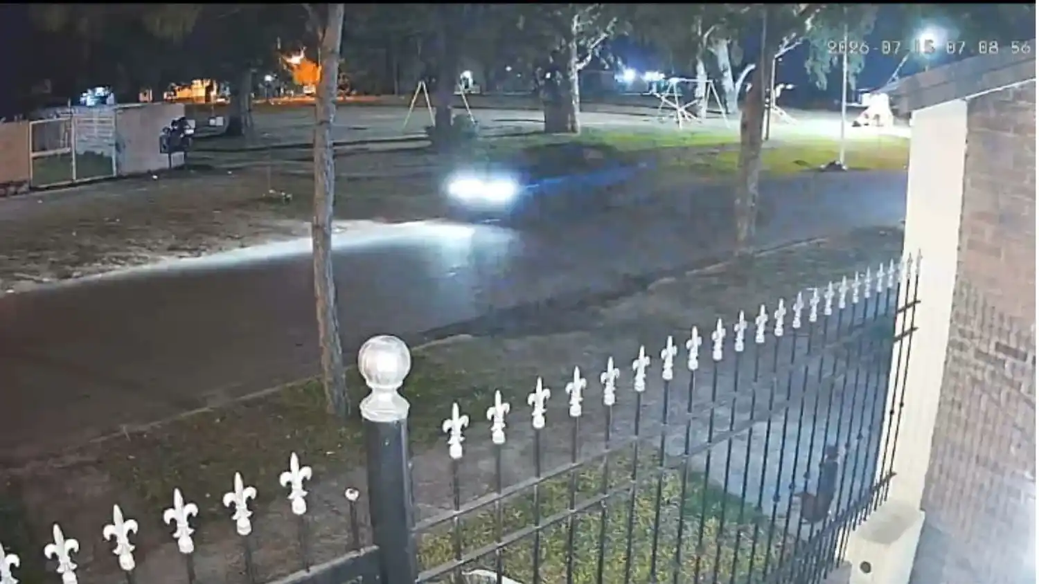 La víctima del siniestro vial pide colaboración para dar con el conductor de un auto Renault 11, de color azul, que la embistió.