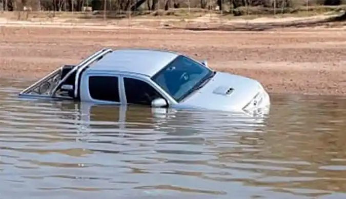 Video: Fue a lavar su camioneta y terminó casi hundida en el río