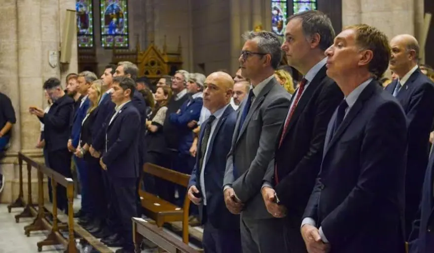 Foto política, cantos de cancha y la reacción de vecinos: todo lo que dejó la misa por Francisco en Luján