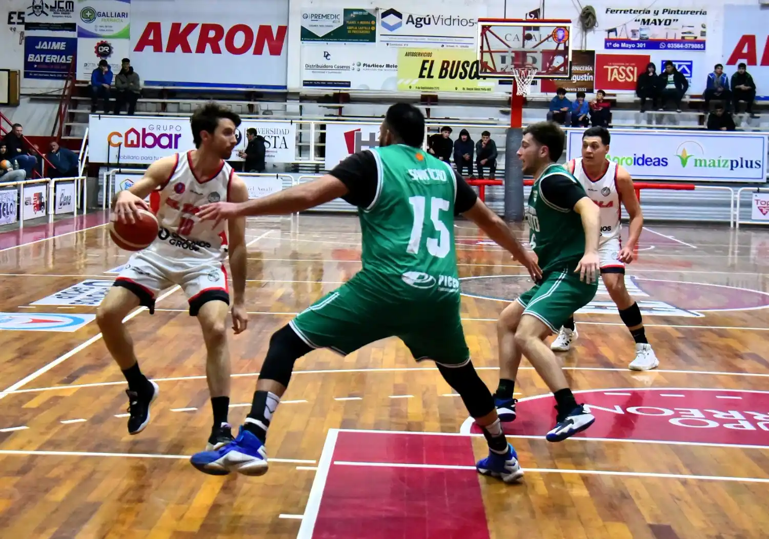 Battistino, con 19 puntos, fue una de las figuras del "albo"