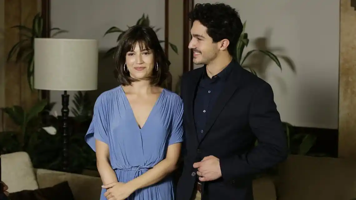Ursula Corberó y el Chino Darín bailan muy sensuales
