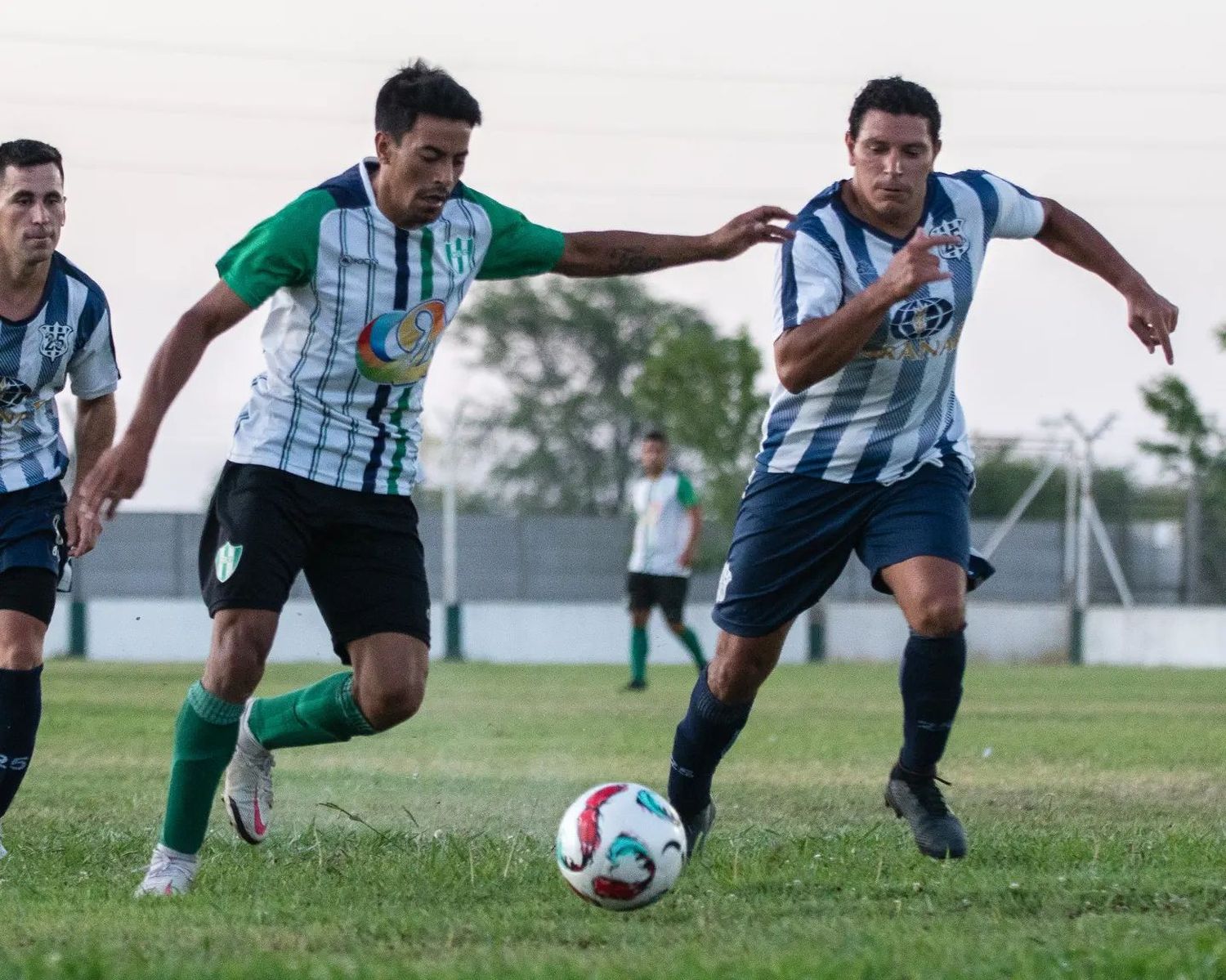 El venidero fin de semana comienza a rodar la pelota en las canchas del departamento Gualeguay. Se juega el clásico de todos los tiempos.