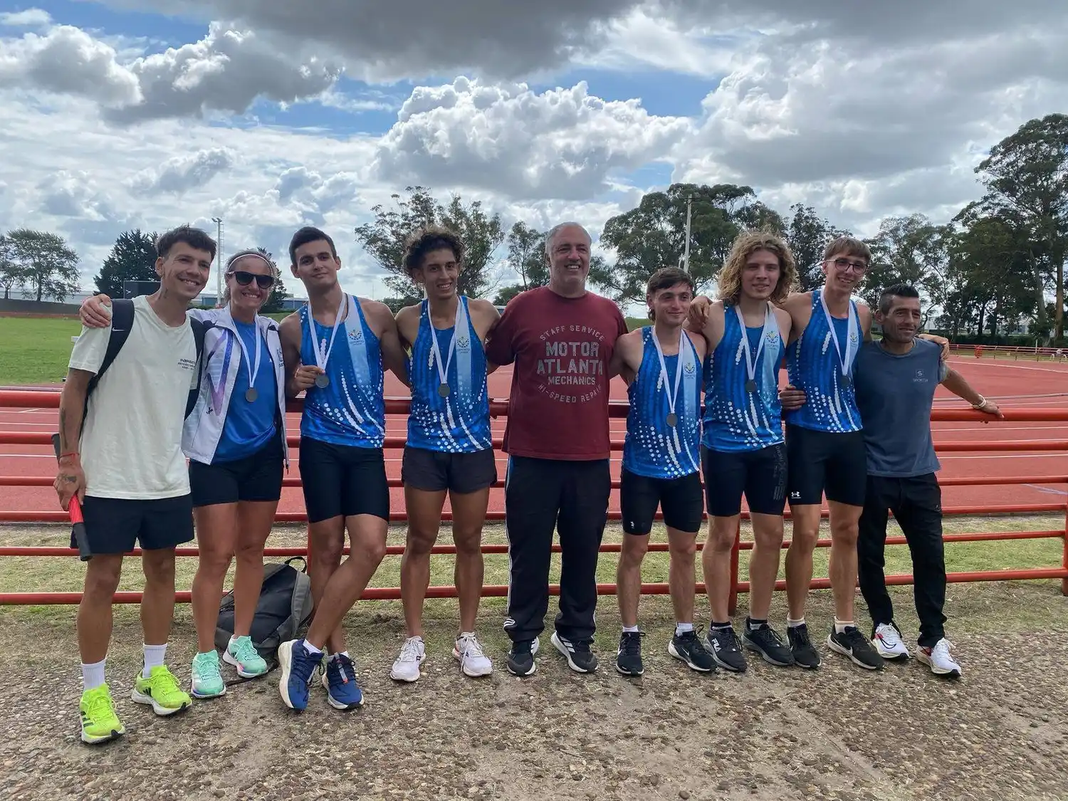 Los atletas de Unicen que compitieron en Mar del Plata.