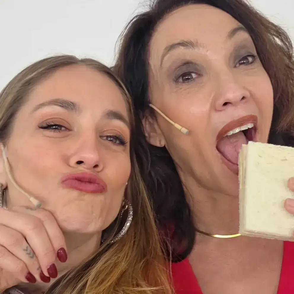 Rochi Igarzábal y Ernestina Pais, compañeras de escenario y amigas fuera de él. "Éramos muy pegotas nosotras", recordó la actriz al contar la historia que las unió para siempre a una canción de Julieta Venegas