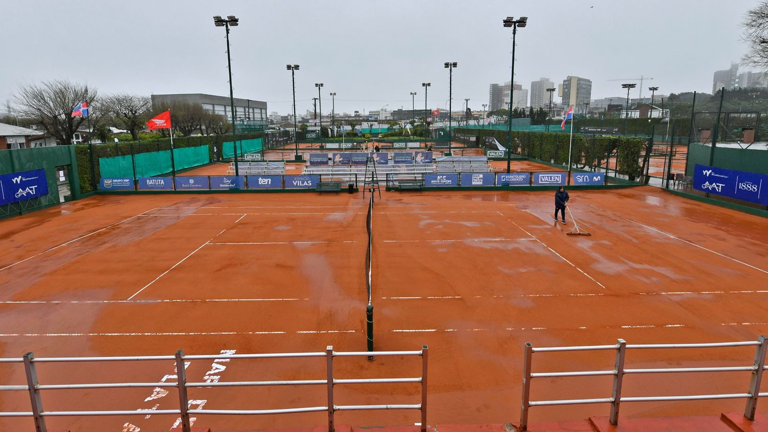 Las canchas del Club Náutico en medio de la lluvia. (Foto: Marina Devo)