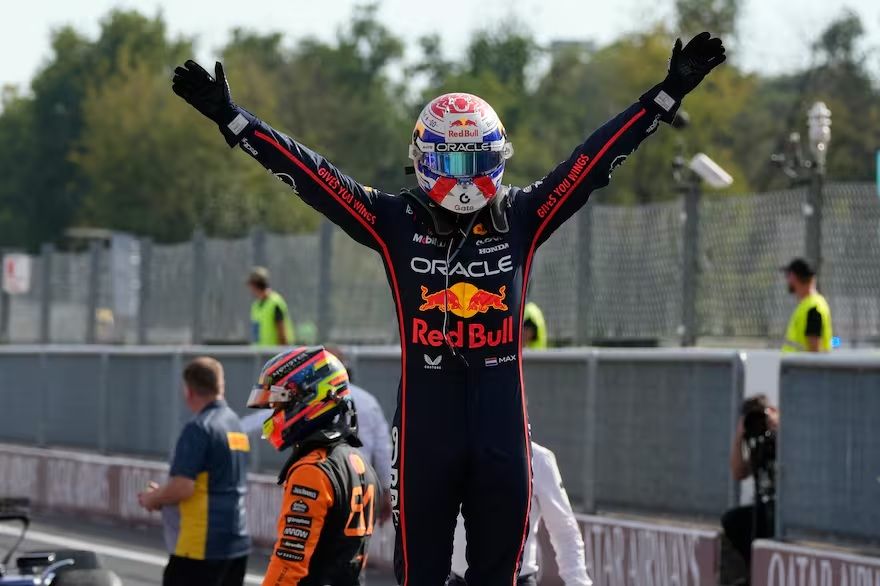El piloto holandés Max Verstappen de Red Bull celebra al ganar el Gran Premio de Italia en Monza.