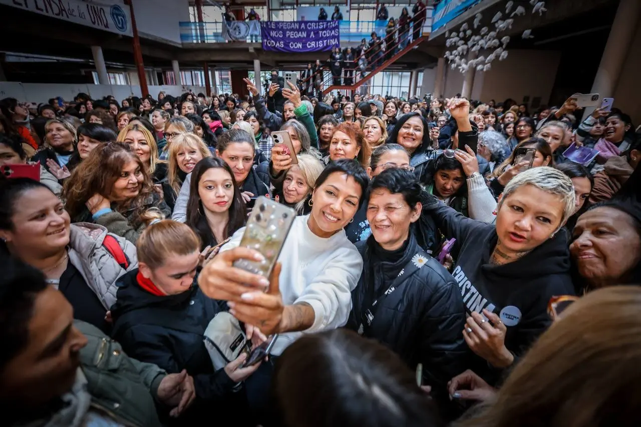 Mayra Mendoza, encabezó un multitudinario encuentro de mujeres peronistas bajo la consigna “Cristina libre”.