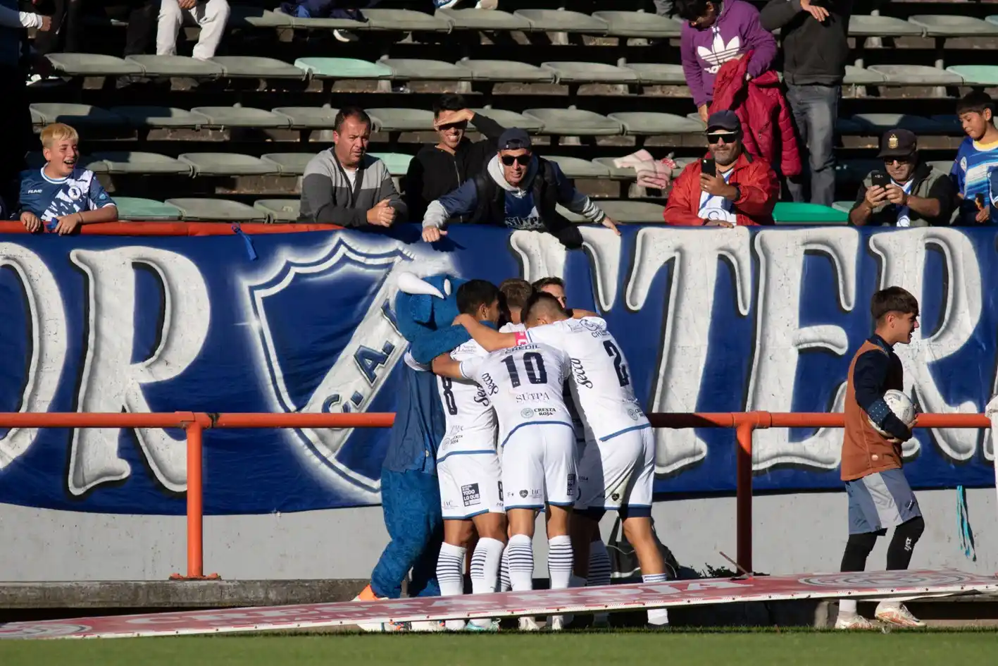 El "Torito" celebra hecho un manojo el gol de Belinetz.