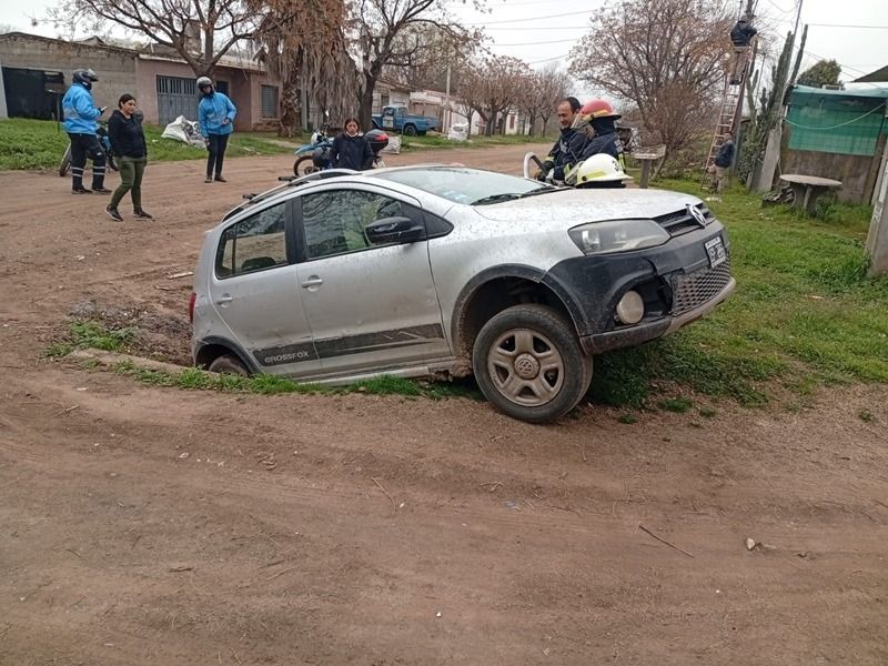 Parte del vehículo terminó dentro de la cuneta.