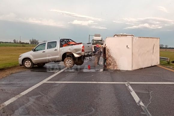 Autovía 19: una camioneta perdió el control de su casilla remolque y la terminó volcando