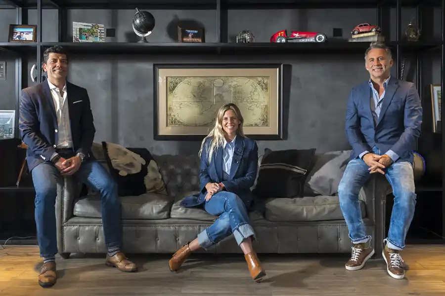 Sus cinco unidades de negocio son: Hawk Broker, Assist Blister, Aseguralo, Branco y Yolo.