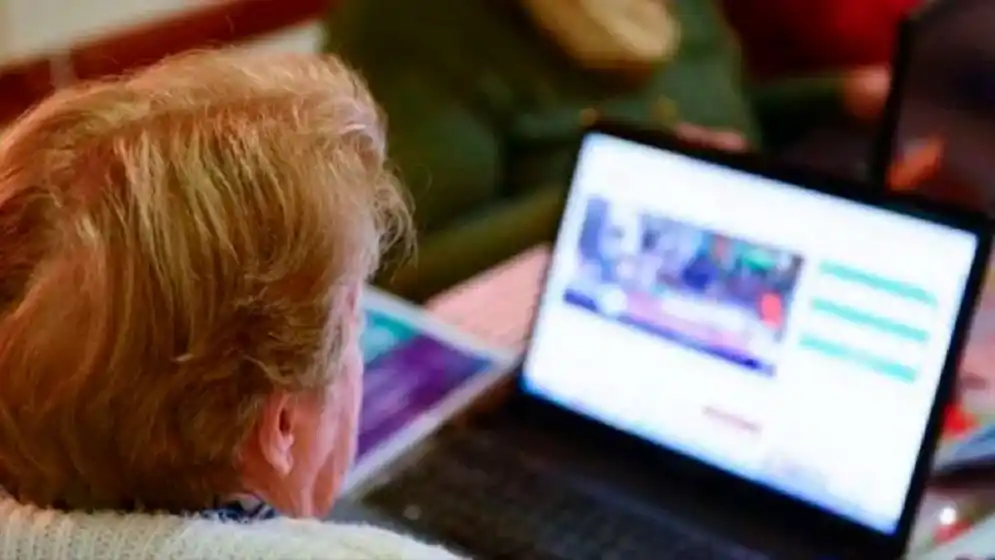 Tablets gratis y créditos de $300 mil para jubilados: cómo acceder a los beneficios de Anses