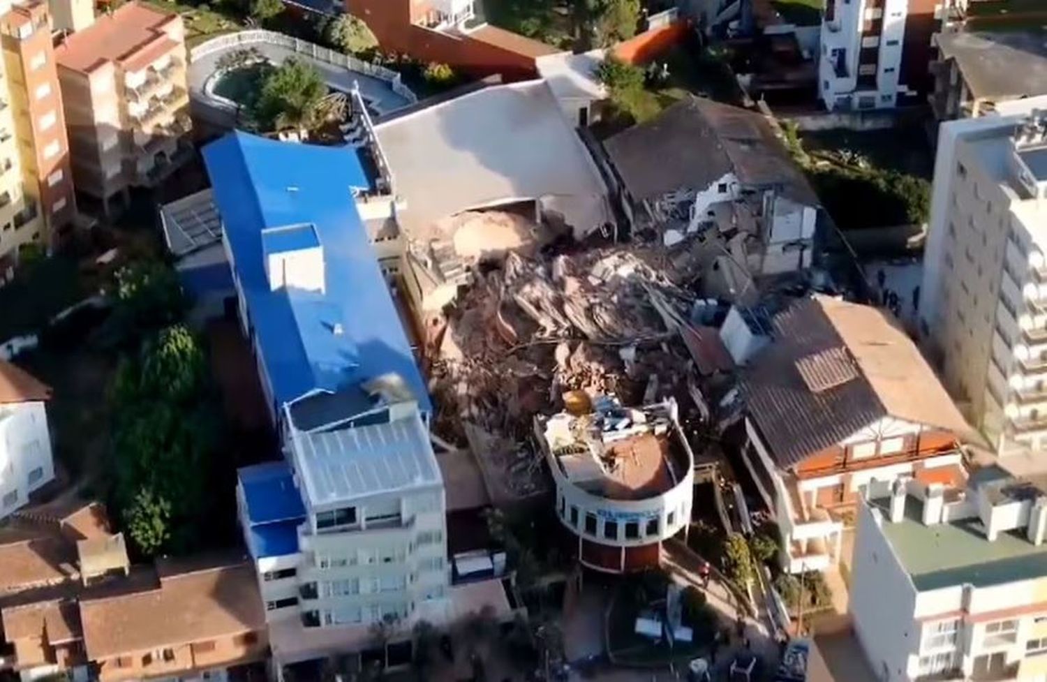 Impactantes videos: así se ve desde el cielo el trágico derrumbe en Villa Gesell