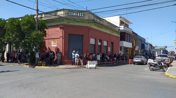 Larga cola en el banco para cobrar jubilación: “Hay un montón de cosas que ya no se pueden comprar”