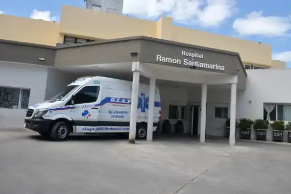 Un joven fue hospitalizado tras impactar con su moto contra una columna de alumbrado público