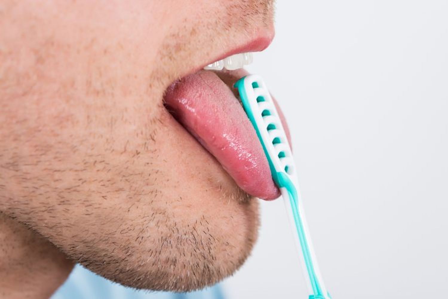 ¿Por qué es tan importante limpiar la lengua? Aquí te decimos cómo hacerlo