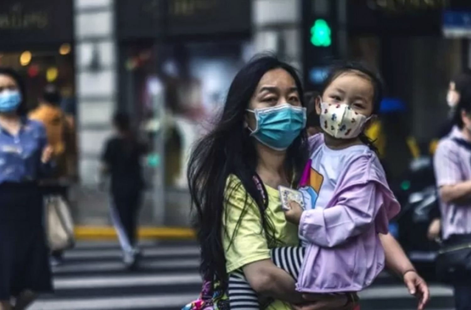 Ante el brote de Covid en Shangai, aíslan en centros de salud a los niños contagiados