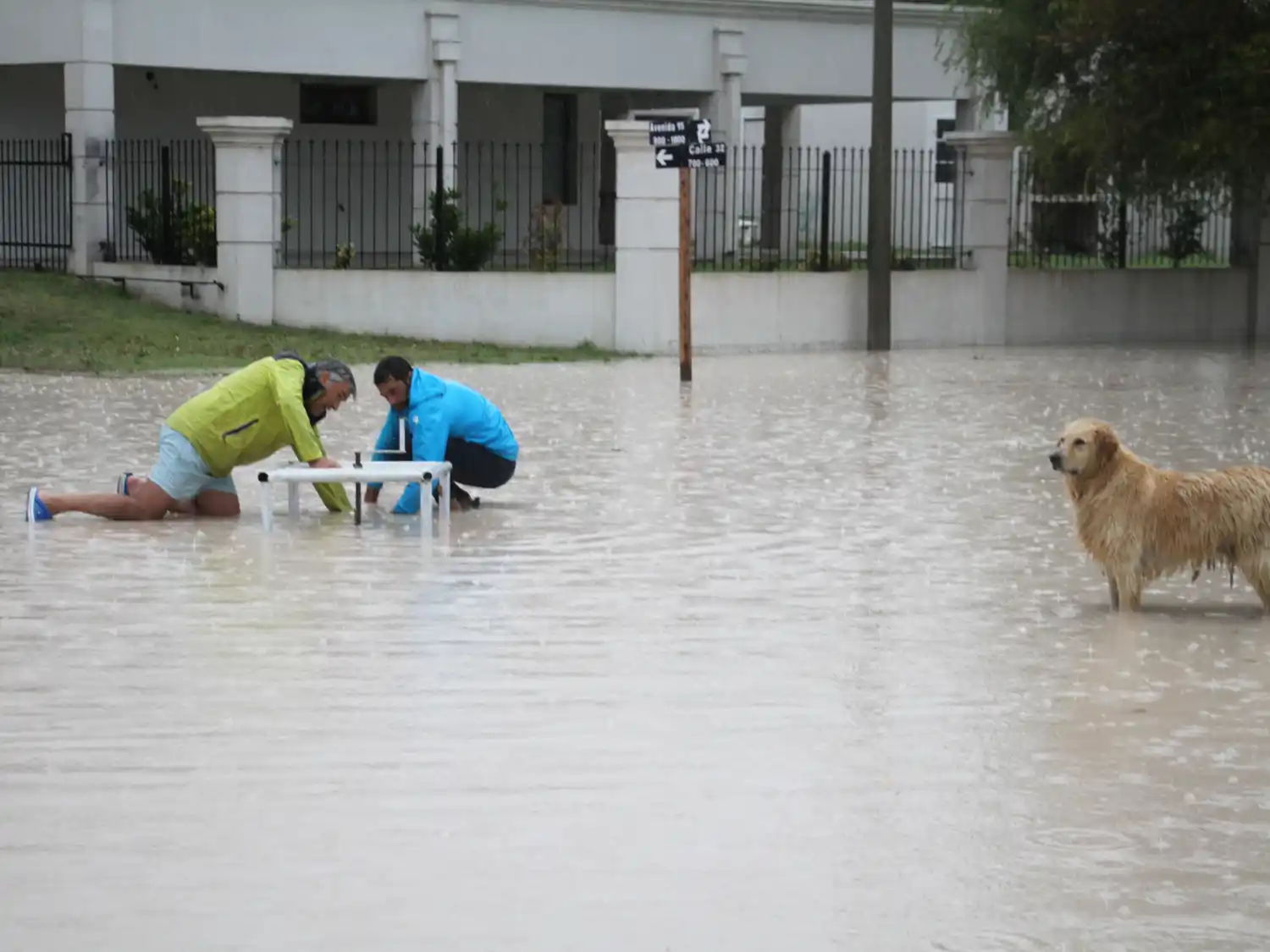 Durante las intensas lluvias del reciente fin de semana, Carlos Avila colaboró con el actual delegado, Nicolás Felipe, abriendo una boca de tormenta para descomprimir la situación en la zona de 15 y 32