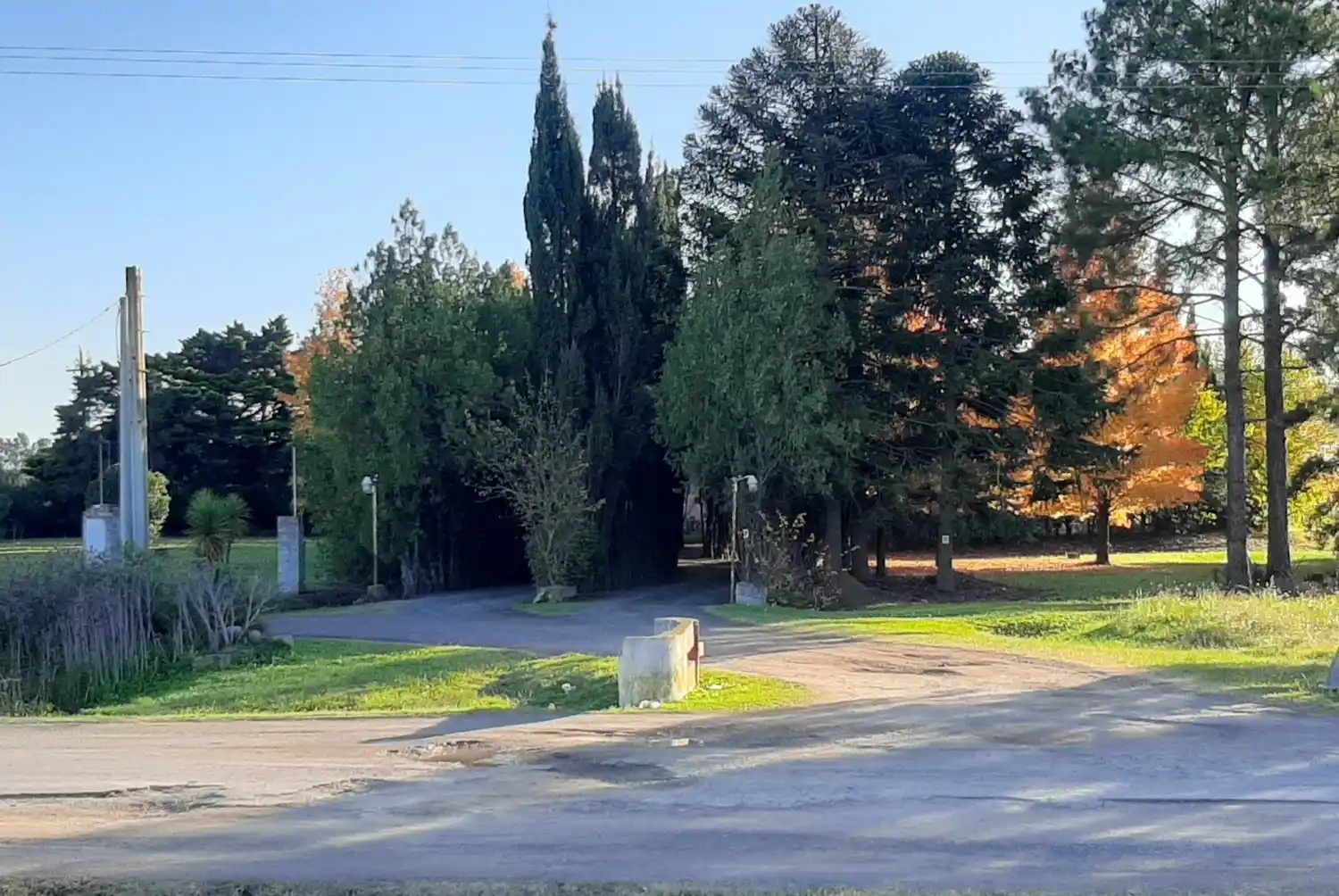 El acceso al hotel Yepí, en la colectora del carril Buenos Aires - Rosario de la ruta 9.