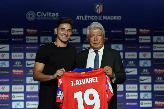 Julián Álvarez fue presentado como nuevo jugador de Atlético de Madrid