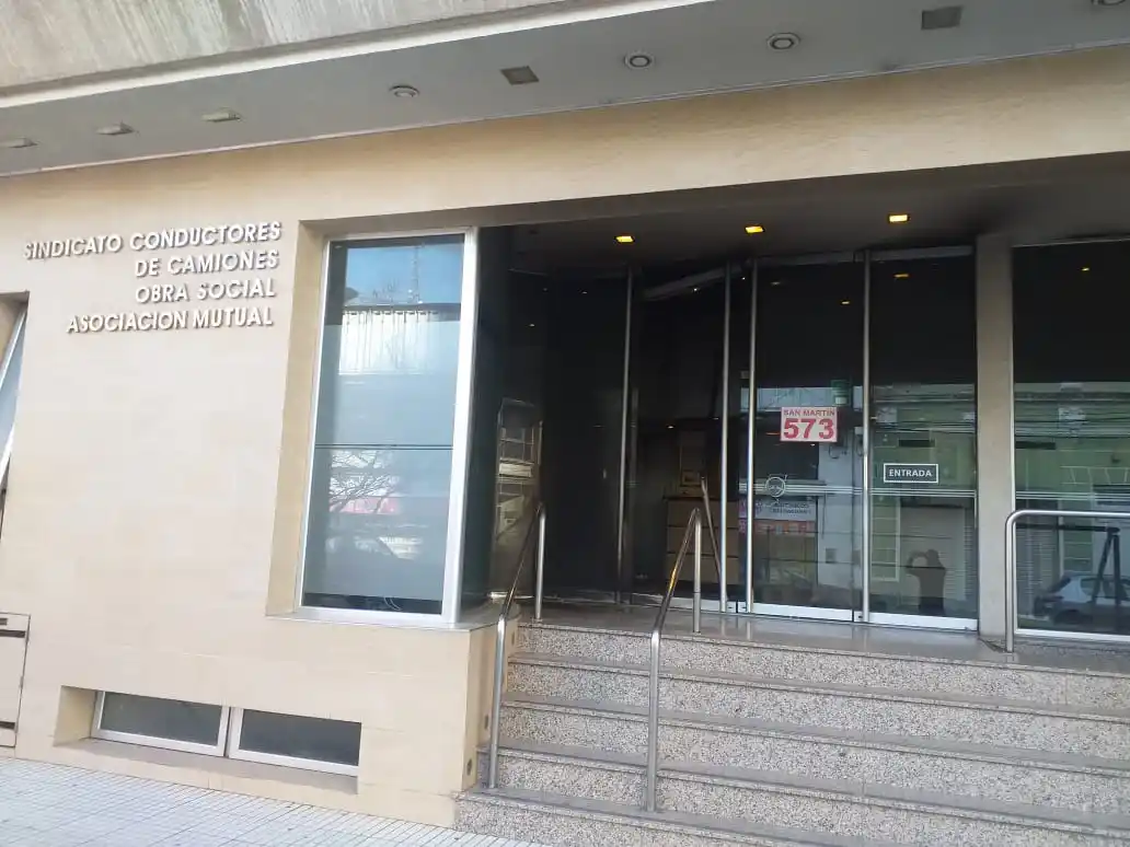 Atacaron con una bomba molotov la sede de Camioneros en Venado Tuerto